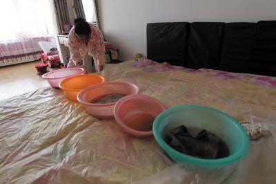 周至楼上漏水，住户失联，小区没物管，业主维权难！律师来支招……
